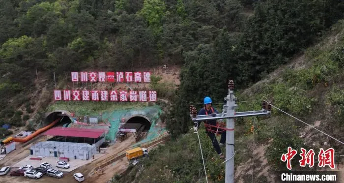 图为泸石高速余家岗隧道施工现场。　刘忠俊 摄