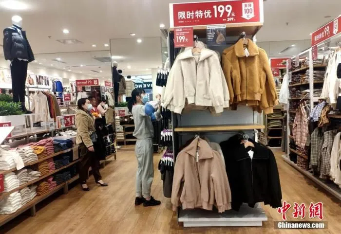 11月15日，福建福州，市民在挑选服饰。 中新社记者 吕明 摄
