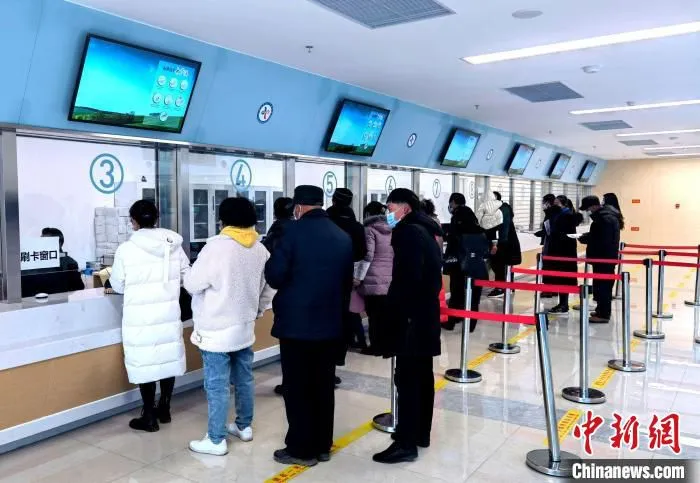 图为当地民众在医院就诊。　李隽 摄