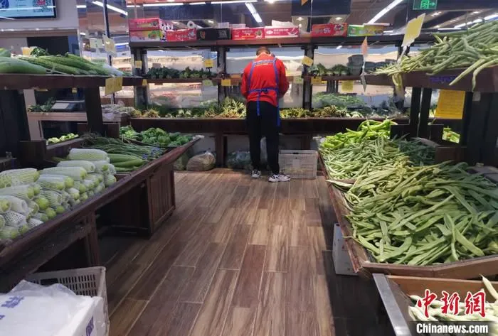 北京市西城区某超市蔬菜区。 中新网记者 谢艺观 摄