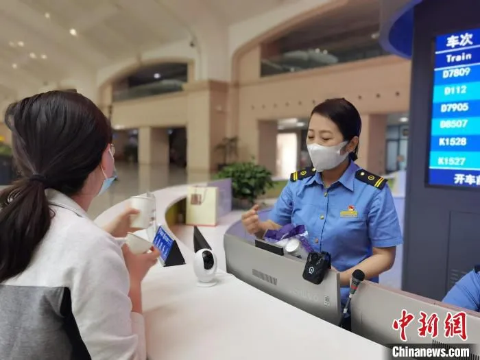 哈铁工作人员为旅客提供咨询服务。　周晓舟 摄