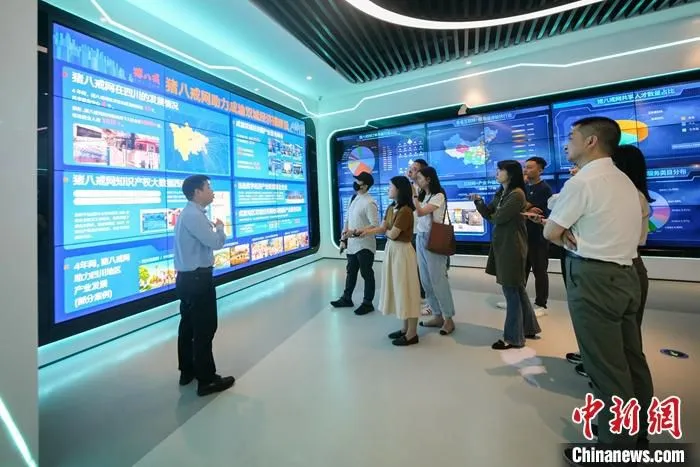 5月13日，中外媒体参访位于重庆两江新区的猪八戒网。 中新社记者 何蓬磊 摄 
