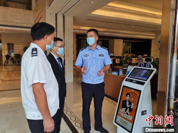 民警上门检查疫情防控 胡昌清 摄
