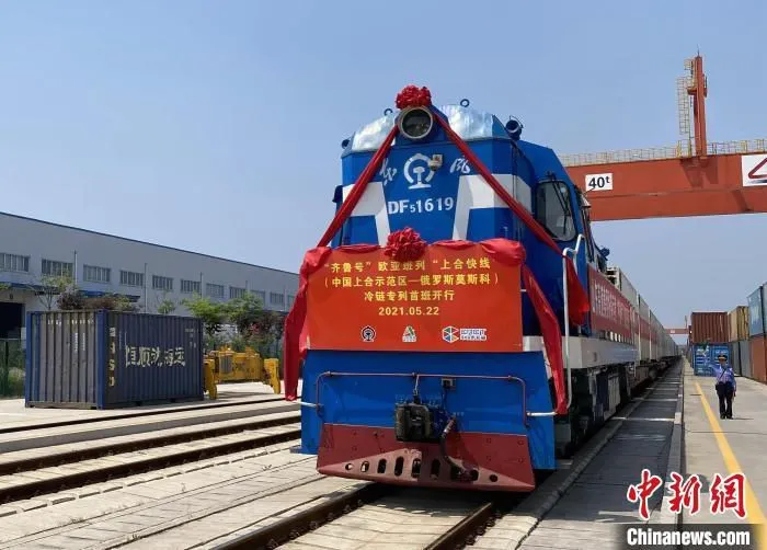 中国首班冷鲜蔬菜欧亚班列专列由上合示范区发出前往俄罗斯。　刘伟 摄