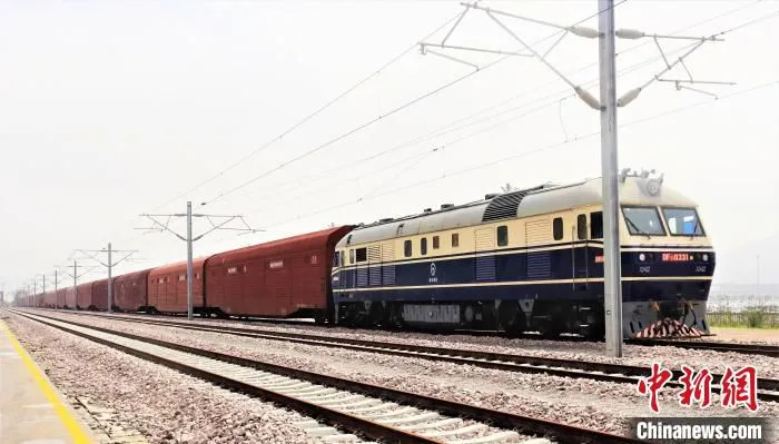 图为装载上汽乘用车福建分公司商品车的列车。　吴允杰 摄