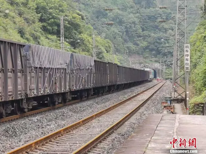 图为成昆铁路。中新网记者记者 谢艺观 摄