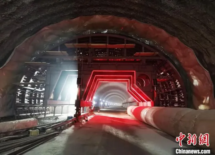 浦清高速贵岭隧道实现双线贯通。　广西中交浦清高速公路有限公司供图 摄