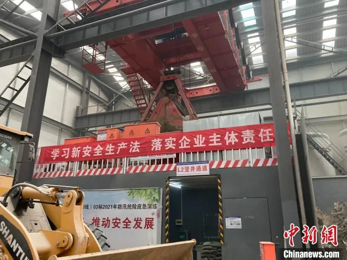 北京市轨道交通28号线(原CBD线)工程线路光华路站施工现场。　徐婧 摄