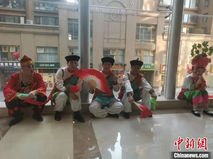 活动现场，等候出场的演员。　周音 摄