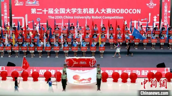 第20届全国大学生机器人大赛ROBOCON于7月28日在孟子故里山东邹城国际会展中心开幕。　梁犇 摄