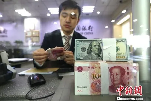 资料图：银行工作人员清点货币。 中新社记者 张云 摄