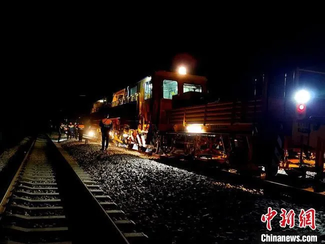 兰州工务机械段派出大机清筛、线路维修、更换无缝线路、更换道岔等铁路“王牌机甲”。　俱娜 摄