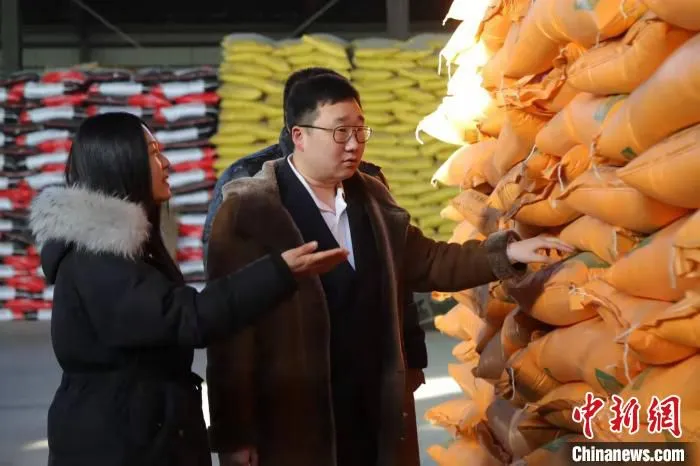 图为三河市农商银行工作人员实地调研有融资需求的企业。　高澍 摄