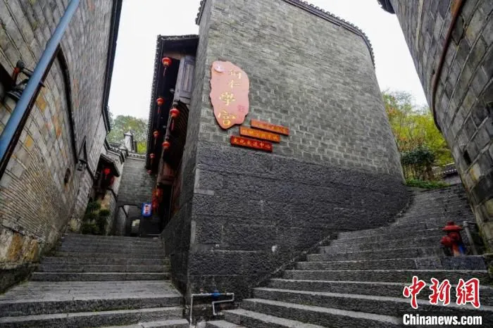 中南门熊家大院外的三岔路口。　瞿鹏 摄