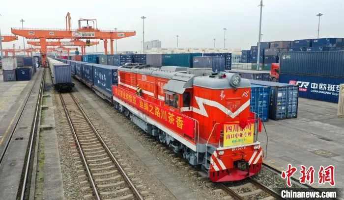 满载着价值410万美元的1300吨四川茶叶的专列从成都国际铁路港出发。　白桂斌 摄