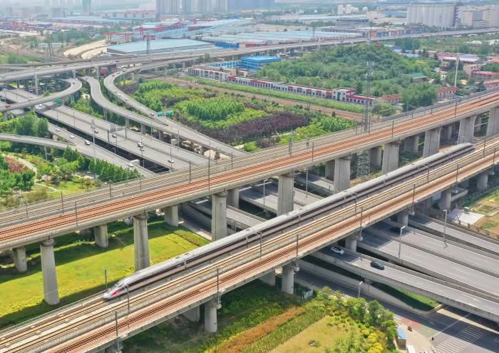试验列车通过京广高铁郑州东站，摄影：王玮(国铁集团供图)