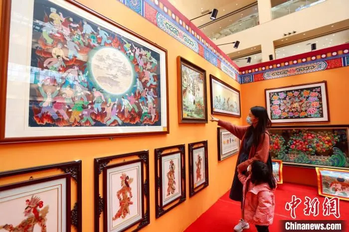 图为南京市民观赏湟中区非遗工艺品。　　南京市对口帮扶西宁市工作组 供图