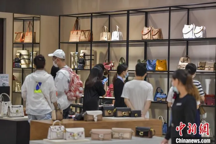 资料图：游客在海口日月广场免税店选购免税商品。
中新社记者 骆云飞 摄
