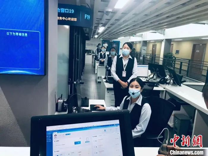 图为北京城市副中心政务服务中心。　中新社记者 陈杭 摄