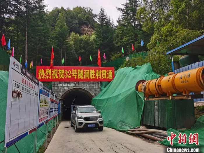 图为位于青海省西宁市的32号隧洞口。 中新社记者 张添福 摄
