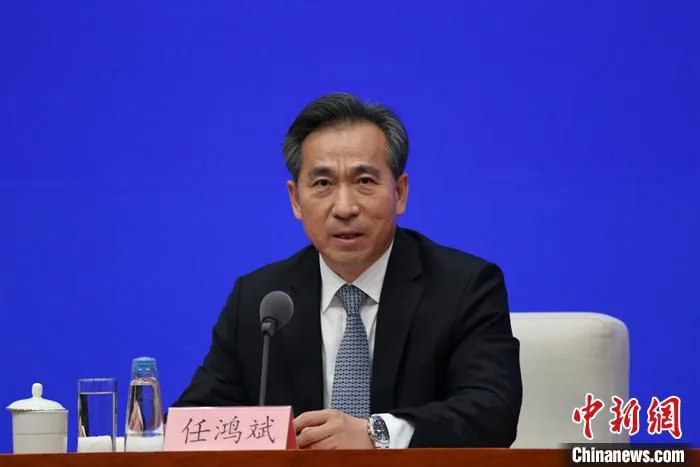 7月12日，中国国务院新闻办公室在北京举行国务院政策例行吹风会，请商务部部长助理任鸿斌介绍加快发展外贸新业态新模式有关情况，并答记者问。 中新社记者 杨可佳 摄