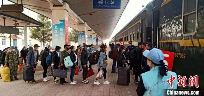 插秧客准备乘车。　张学鹏 摄