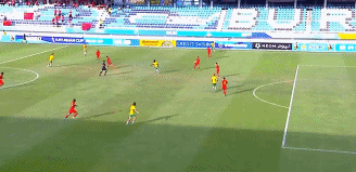 北京时间6月19日，U17亚洲杯小组赛第2轮的对决，中国队迎战澳大利亚队。上半场比赛，澳大利亚16分钟之内连入4球。澳大利亚全场补时阶段再下一城。而中国队门将谢龚博2次扑出对手点球，王钰栋和蒯纪闻为中国队打入2球；下半场，王钰栋完成梅开二度，但最终中国国少还是3-5惜败给澳大利亚，前2轮战罢1平1负，末轮将对阵沙特。中国队和澳大利亚队预赛阶段曾经遇到过，中国队1-3负于对手。小组赛首轮，澳大利亚0-2负于沙特，而中国队则是1-1和塔吉克斯坦握手言和。第7分钟，刘铁诚禁区内犯规送点，好在伊兰坤达操刀主罚的点球被中国队门将谢龚博扑出，随后的补射再次被谢龚博挡出。第9分钟，澳大利亚右路低平球传中，伊兰坤达铲射得手，中国队的城池还是告破，0-1。第12分钟，澳大利亚队的德阿布雷乌禁区前沿远射，皮球弹地造成中国队门将谢龚博出现黄油手，中国队0-2落后。第14分钟，中国队前场抢断得手，王钰栋点球点附近接横传，晃开防守推射空门为中国队扳回1球，1-2。第18分钟，伊兰坤达禁区前沿远射打出世界波，澳大利亚取得3-1的领先。第27分钟，澳大利亚右路突破后传中，格拉松近距离推射得手，澳大利亚取得4-1的领先。第34分钟，伊兰坤达拿球杀入禁区，最后的劲射被谢龚博扑出。第39分钟，中国队后卫杨博雯禁区内放倒对手，澳大利亚再次获得点球机会，不过谢龚博再次将对手主罚的点球扑出。上半场补时第2分钟，伊兰坤达拿球一路杀到底线，最后的小角度射门击中立柱。上半场补时第7分钟，蒯纪闻远射为中国队扳回1球，中国队2-4落后进入下半场。第49分钟，蒯纪闻禁区前沿的弧线球兜射，擦着远端立柱偏出。第52分钟，伊兰坤达操刀主罚禁区前沿任意球，皮球擦着横梁飞出底线。第54分钟，孙康博杀到禁区前沿，一脚低射角度太正，被对手门将将球没收。第57分钟，王钰栋禁区内连续晃开防守，随后近距离一脚挑射得手，中国队再追1球，3-4。第77分钟，刘铁诚禁区内的射门，击中对手门将胸部。
