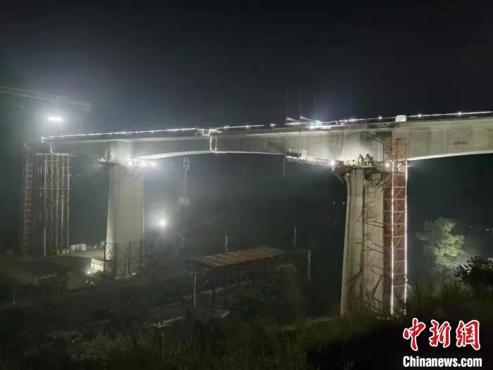广汕高铁重点工程跨京九铁路特大桥连续梁转体成功 广铁集团 供图