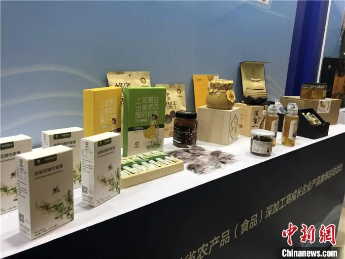 图为会场展示的贵州特色农产品加工而成的产品。　杨茜 摄
