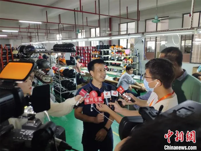 图为梅州综合保锐区进驻企业之一的梅州劲越头盔公司副总经理陈运辉在接受记者采访 宋秀杰 摄
