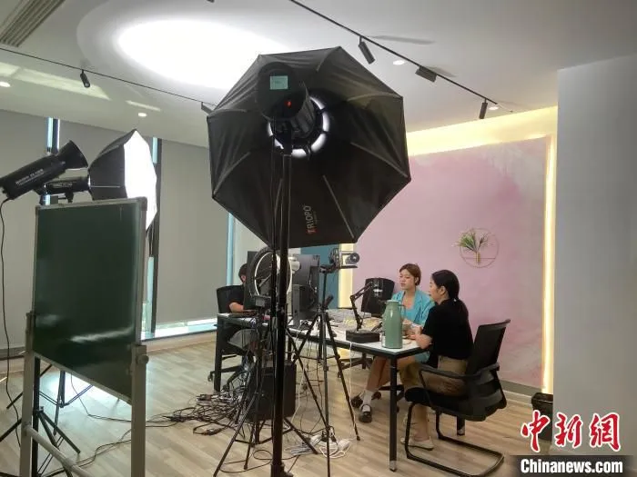 浙江某企业直播带货中。　黄慧 摄