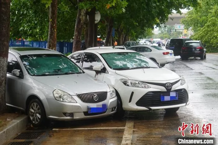 郑州街头因暴雨受损的车辆。　刘鹏 摄