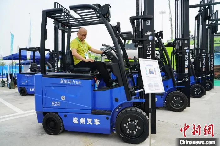 现场专家介绍使用氢燃料电池动力系统的新型叉车。　潘旭临 摄