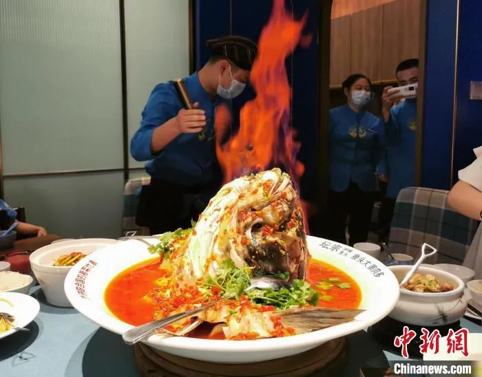 坛宗剁椒鱼头成为湘菜的代表之一走进联合国。　李欣 摄