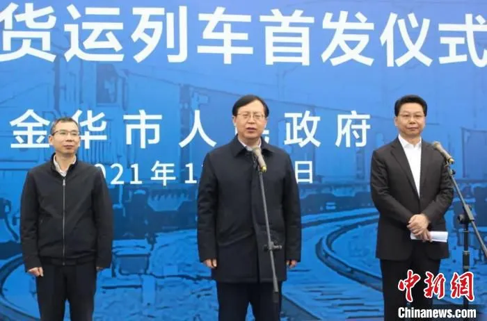 金华市委副书记、金华市长邢志宏(中)宣布发车。　俞嘉炜 摄