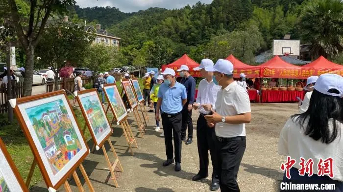 惠州龙门农民画展出 李星凯 摄