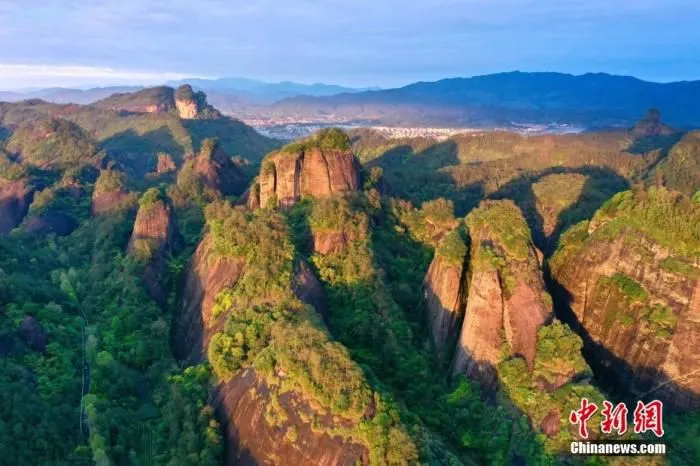 资料图：图为夕阳下的武夷山国家公园丹霞群峦。王东明 摄