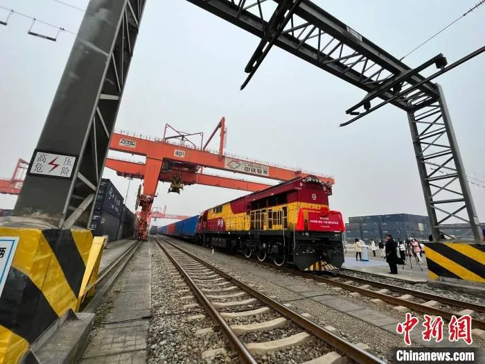 一列中老铁路(成渝—万象)国际班列从成都国际铁路港始发。　张浪 摄