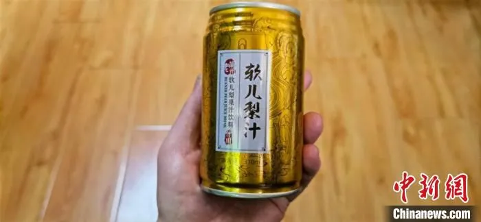 图为魏永波研发出的软儿梨汁。　魏建军 摄