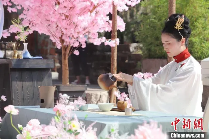 莞邑茶香——5?21“国际茶日”茶文化主题系列活动启动。图为“明代茶会雅集”活动重现明代烹茶技法 李映民 摄