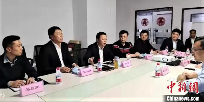 睢宁县委书记苏伟带队的精准招商团与企业家座谈。　袁增德 摄