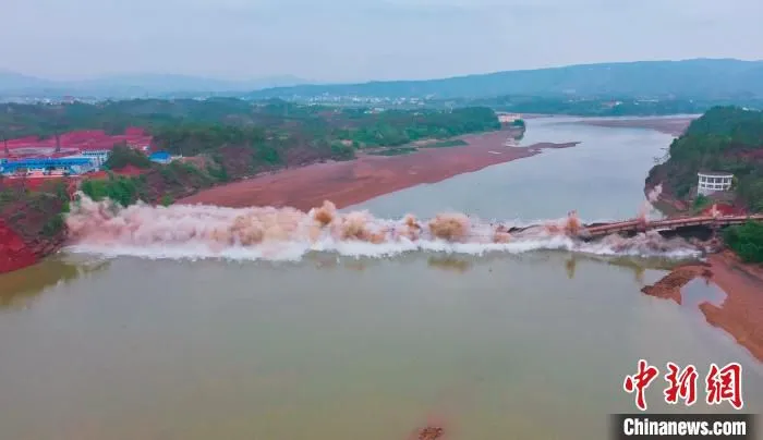 4月10日，正在爆破的江西赣州市于都县于河大桥。　王昊阳 摄