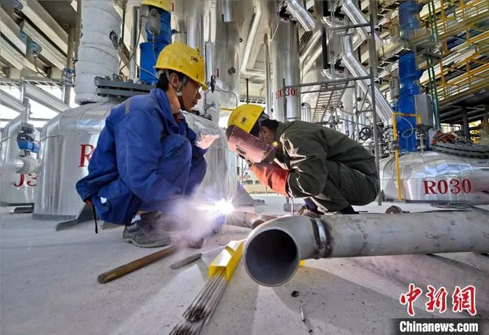 资料图为福建泉州，工人在工厂生产机械配件。中新社记者 王东明 摄