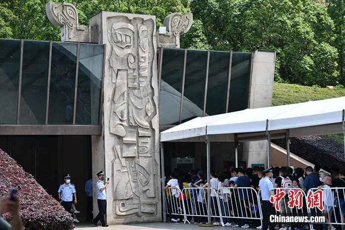 图为5月2日，民众排队进入三星堆博物馆。 中新社记者 张浪　摄　 　