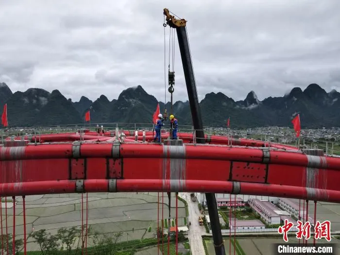 施工作业人员在钢管拱拱顶安装吊索。　邢星 摄