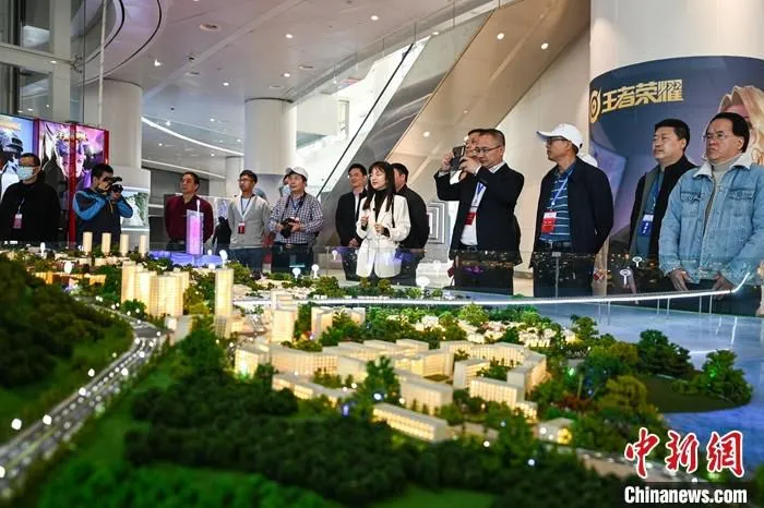 图为3月23日，海外华文媒体采访团在忠县电竞小镇参访。
中新社记者 何蓬磊 摄