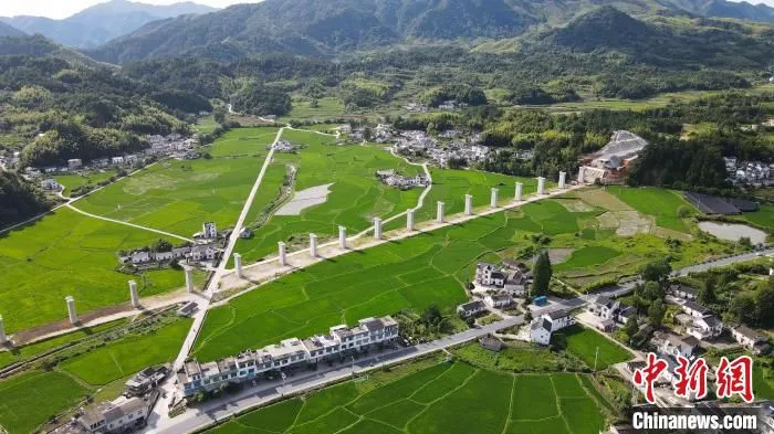 铁丝岭隧道全长3551.52米，隧道地处黄山衍生山体，地质条件复杂。　范文博 摄