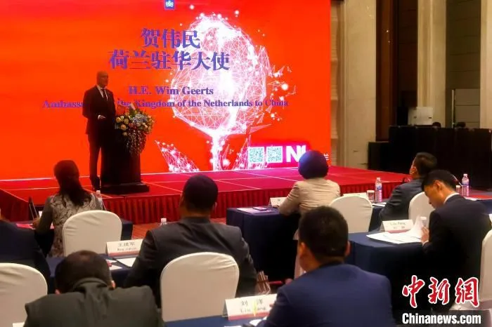 荷兰驻华大使贺伟民在开幕式中致辞。　梁犇 摄