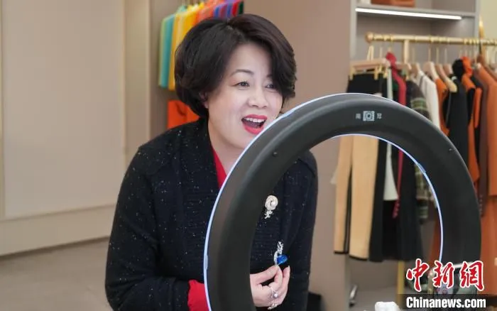 直播过程中的王改地 周孙榆 摄