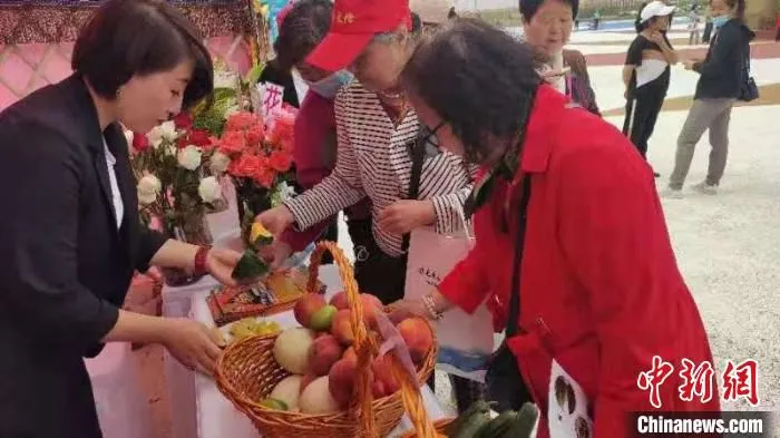 图为“中国旅游日”内蒙古分会场吸引游客。　呼和浩特市文化旅游广电局供图